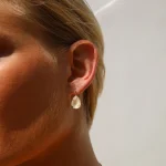 Mini Drop Clasp Earrings / Flamingo Ignite CAROLINE SVEDBOM - Image 2