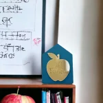 ΓΟΥΡΙ ΞΥΛΙΝΟ ΣΠΙΤΑΚΙ "#1 ΔΑΣΚΑΛΑ" ΕΠΙΤΡΑΠΕΖΙΟ LIFELIKES