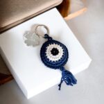 BLUE KNITTED EYE KEYCHAIN ​​WITH CLOVER LIFELIKES