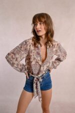 Μπλούζα εμπριμέ και ημιδιάφανη MOLLY BRACKEN SS25 - Image 5