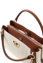 Karnilla Girlfriend Shoulder Bag Natural/Cognac GUESS SS26 - Image 3